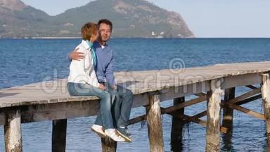 坐在码头上享受时光的美丽夫妇